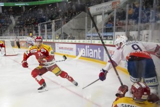 Alexander Yakovenko (à gauche) portera les couleurs du CP Berne lors de la prochaine saison. KEYSTONE/ANTHONY ANEX